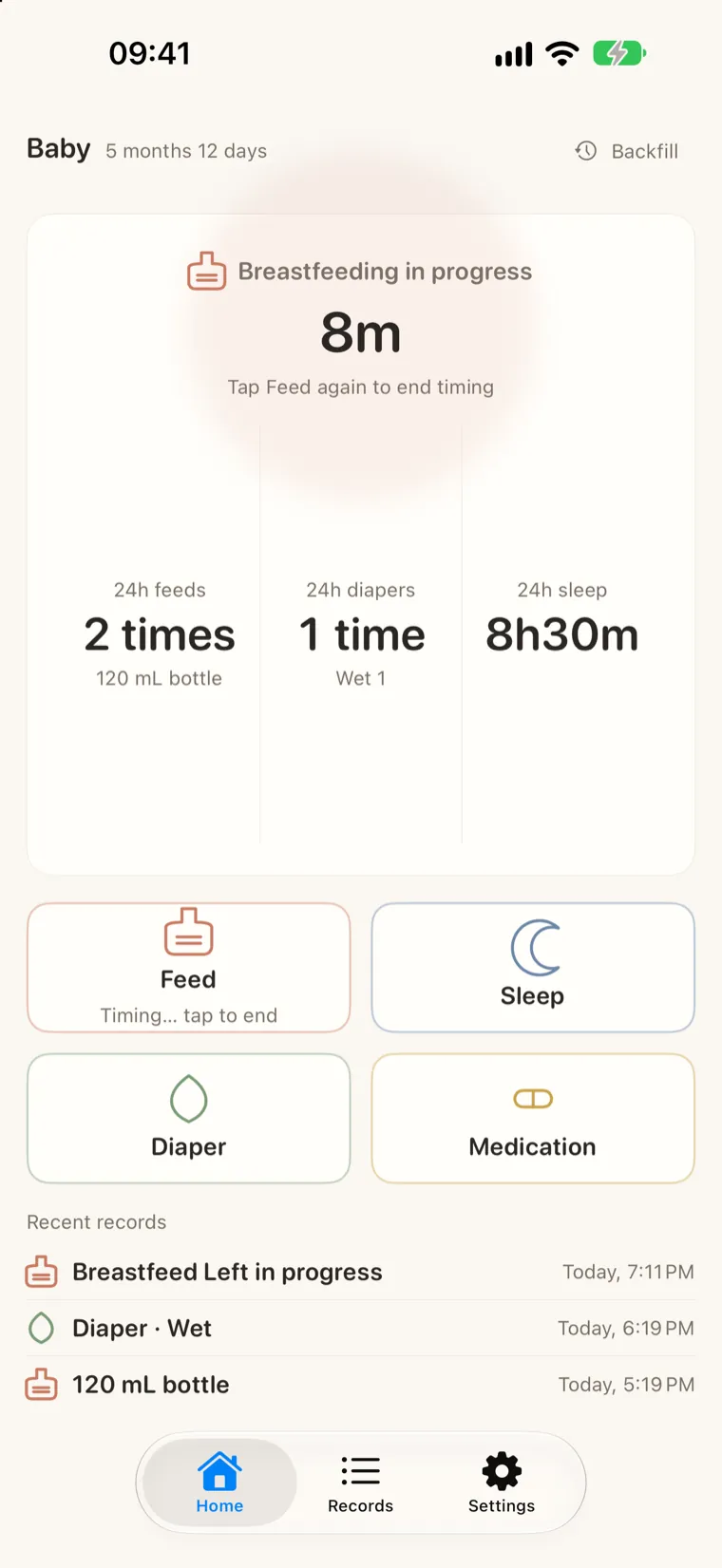 LambyBaby 首页：亲喂计时中 8 分钟，下方是 24 小时喂奶 5 次、尿布 3 次、睡眠 9 小时 25 分，以及喂奶 / 睡眠 / 尿布 / 用药四个大按钮
